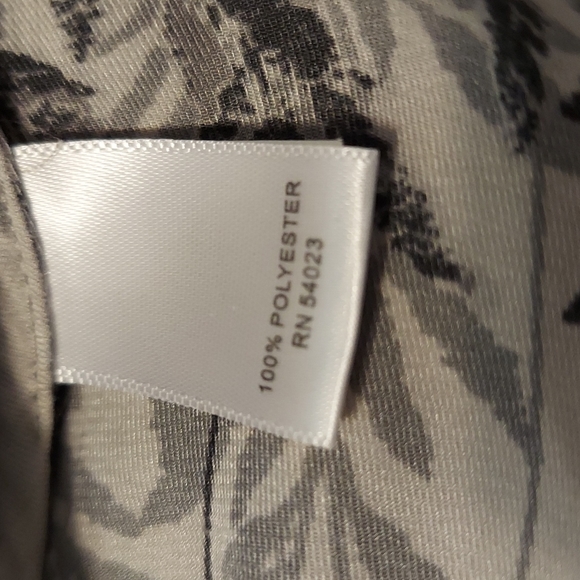 Banana Republic Ladies blouse cowl neck gray with black and white fern pattern - Picture 5 of 8